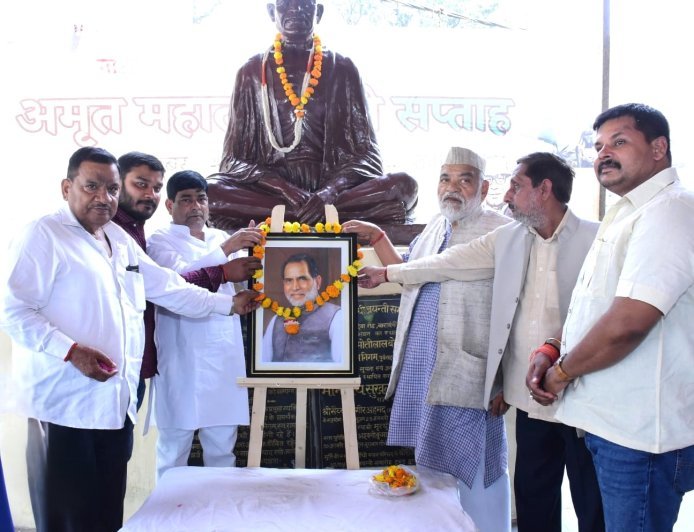 Barabanki : पूर्व प्रधानमंत्री चंद्रशेखर की जन्मशताब्दी पर दी गई श्रद्धांजलि, बाराबंकी में बनेगा भव्य स्मारक