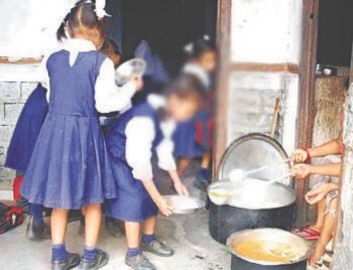 Hathras : मिड-डे मील में लापरवाही पर कड़ा रुख, पांच प्रधानाध्यापक और तीन संस्थाओं को नोटिस