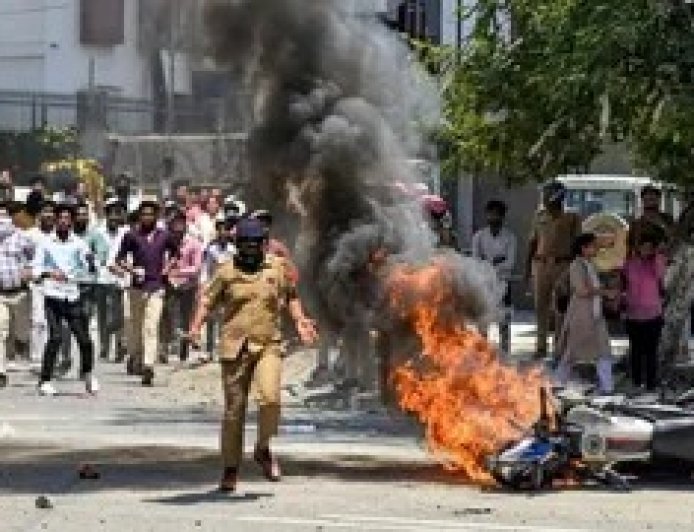 Noida : योगी सरकार का बड़ा एक्शन, श्रम कानून उल्लंघन पर 203 संविदाकारों के लाइसेंस निरस्तीकरण की कार्रवाई