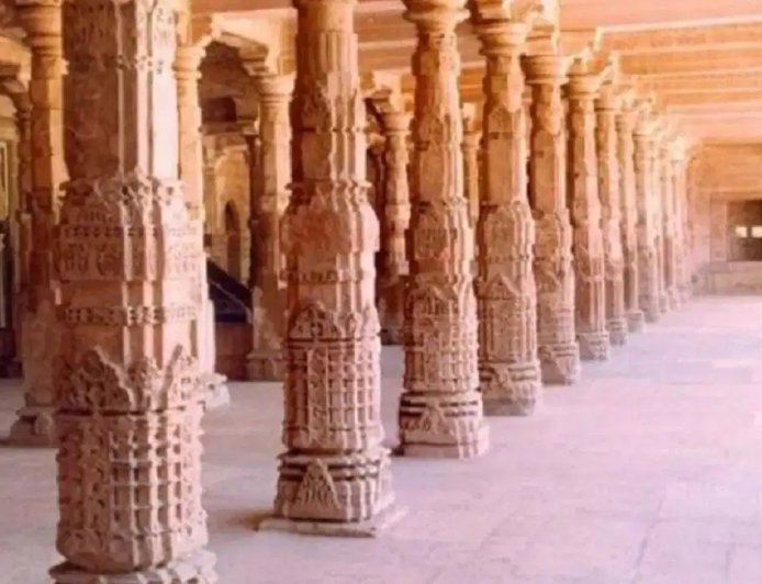 भोजशाला की दीवारों और जमीन के नीचे छिपे रहस्यों से उठेगा पर्दा: एएसआई की टीम खुदाई में मिले अवशेषों और शिलालेखों की कोर्ट को देगी जानकारी।