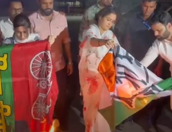 लखनऊ में आधी रात गरमाई सियासत: अपर्णा यादव ने विधानसभा के बाहर फूंके सपा और कांग्रेस के झंडे, महिला आरक्षण पर छिड़ा घमासान।