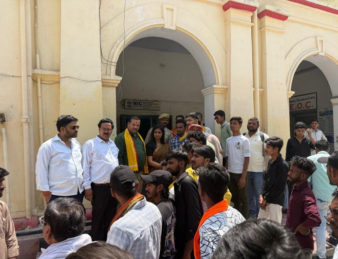 Hardoi: देश में बढ़ती कट्टरपंथी गतिविधियों और अवैध कब्जों के विरोध में बजरंग दल का प्रदर्शन, राष्ट्रपति के नाम सौंपा ज्ञापन। 