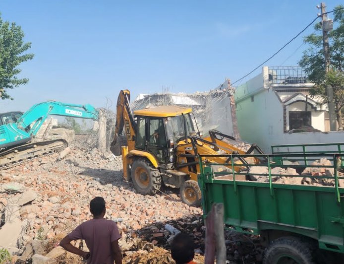 Udham Singh Nagar: उधम सिंह नगर में एक साथ कई अवैध धार्मिक संरचनाएं ध्वस्त। 