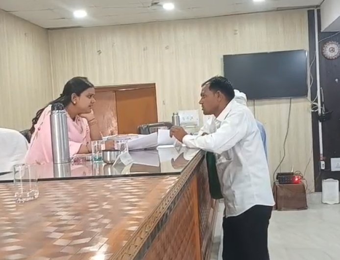 Sambhal: 4 महीने से राशन बंद: विधवा के 4 यूनिट कटे, समाधान दिवस में गुहार के बाद मिली कार्रवाई की उम्मीद। 