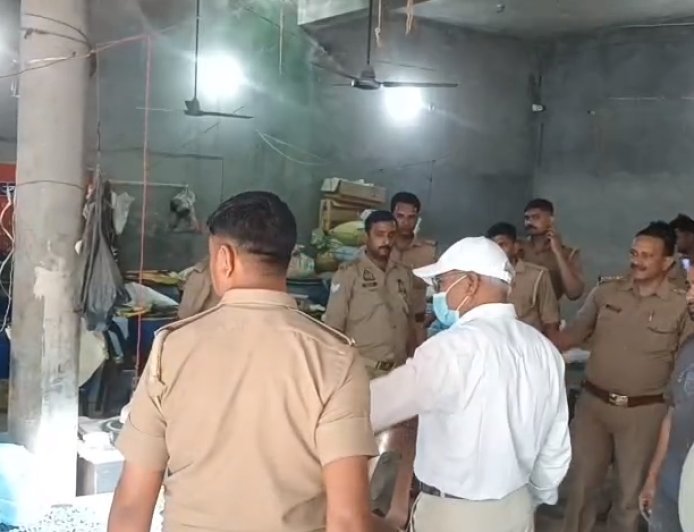 Sambhal: आबादी के बीच चल रहा था ‘सींग फैक्ट्री’ का खेल, सिटी मजिस्ट्रेट की छापेमारी में खुलासा। 