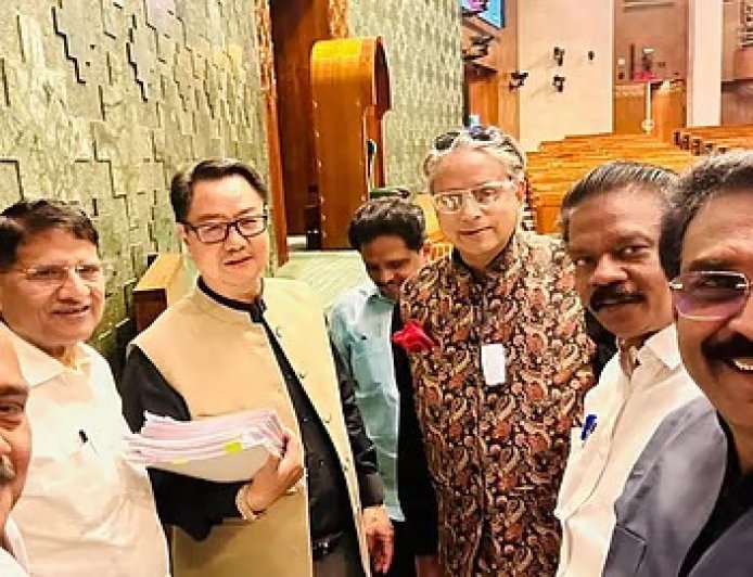 थरूर-रिजिजू संवाद: 'महिला विरोधी' के ठप्पे पर दिलचस्प चर्चा, कांग्रेस सांसद बोले- 'मैं तो महिलाओं को मानता हूँ ह्यूमन्स 2.0'