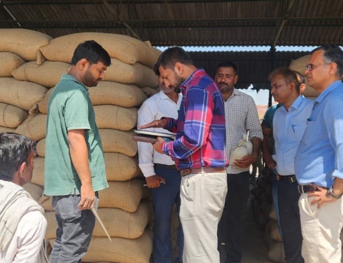 Sitapur : गेहूं खरीद केंद्रों पर सख्ती से किसान परेशान, कम दाम पर फसल बेचने को मजबूर