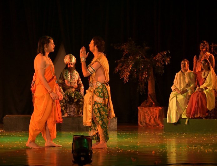 Prayagraj : राम को मर्यादा पुरुषोत्तम बनाने के लिए कैकेयी ने सहा कलंक, भावुक कर गया 'कैकेयी का राम' नाटक