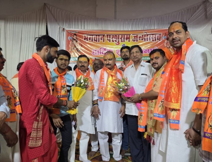 Hardoi : भगवान परशुराम जन्मोत्सव पर निकली भव्य शोभायात्रा, भंडारे में उमड़ा जनसैलाब