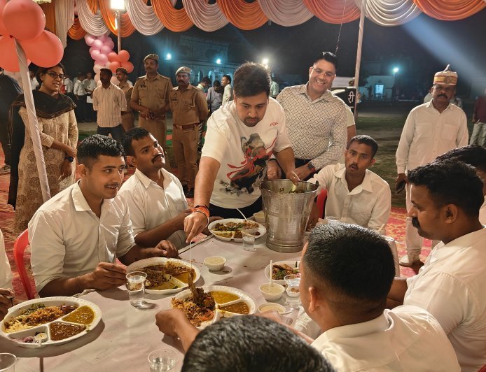 Hardoi : रिजर्व पुलिस लाइन में रिक्रूट आरक्षियों के लिए भोजन समारोह आयोजित, जिलाधिकारी- पुलिस अधीक्षक ने खुद अपने हाथों से जवानों को खाना परोसा