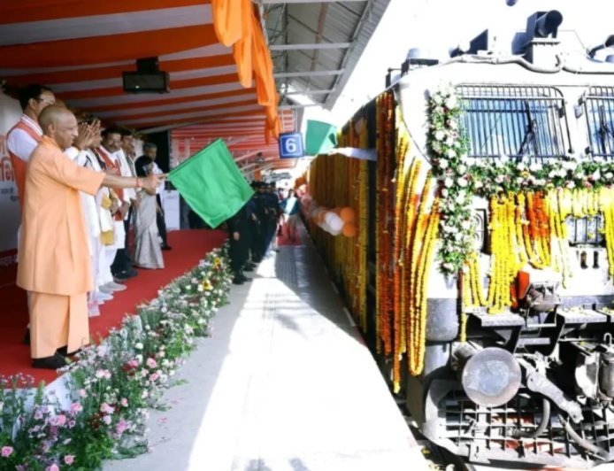 Lucknow : मुख्यमंत्री योगी आदित्यनाथ ने लखनऊ से सोमनाथ स्वाभिमान पर्व यात्रा को दिखाई हरी झंडी