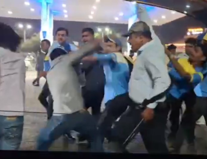 Amroha: अमरोहा में जंग का मैदान बना पेट्रोल पंप कर्मचारियों ने युवकों को जमकर पीटा लाइव वीडियो वायरल।