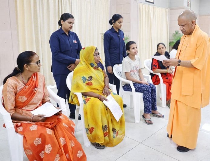 Lucknow: 'जनता दर्शन' में दर्द लेकर आईं, दुआ देकर गईं: जनता दर्शन में दिखी CM योगी की संवेदनशीलता। 