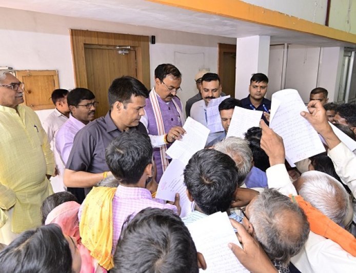 Lucknow: जनता दर्शन- उप मुख्यमंत्री केशव प्रसाद मौर्य ने फरियादियो से सीधे संवाद करते हुये सुनीं समस्याएं, दिए समाधान के निर्देश। 