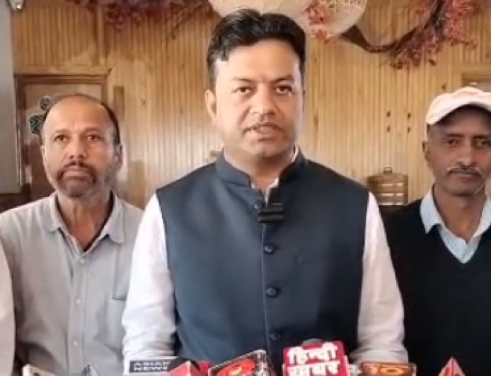 Mussoorie: मसूरी में सियासत गरमाई, कांग्रेस का मंत्री गणेश जोशी पर हमला, 'ट्रिपल इंजन फेल, जनता त्रस्त'।