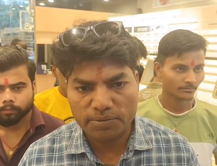 Sambhal: लेंसकार्ट पर ‘तिलक विवाद’ गरमाया, संगठन मंत्री ने सोशल मीडिया के आधार पर जताया विरोध। 