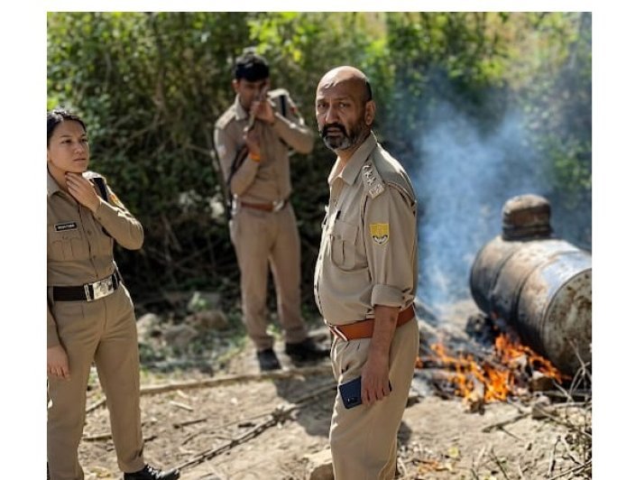 Bajpur : अवैध शराब के खिलाफ बड़ी कार्रवाई, 4000 किलो लहन नष्ट और कच्ची शराब बरामद