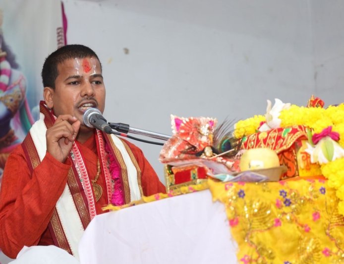 Sitapur : झूठी प्रशंसा अहंकार बढ़ाती है और पतन का कारण बनती है: महंत विवेक शास्त्री