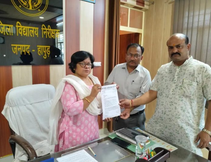 Hapur : निजी स्कूलों की मनमानी के खिलाफ अभिभावकों का हल्लाबोल, जिला विद्यालय निरीक्षक को सौंपा ज्ञापन