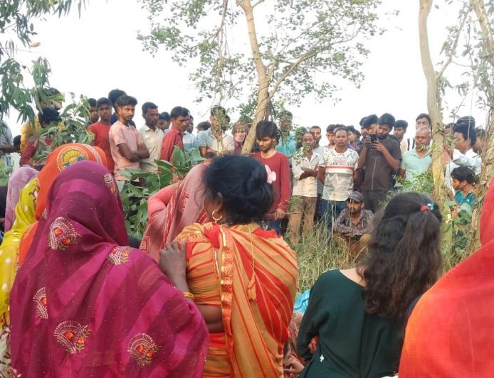 Barabanki : पेड़ से लटकता मिला युवक का शव, इकलौती बहन की शादी से पहले घर में छाया मातम