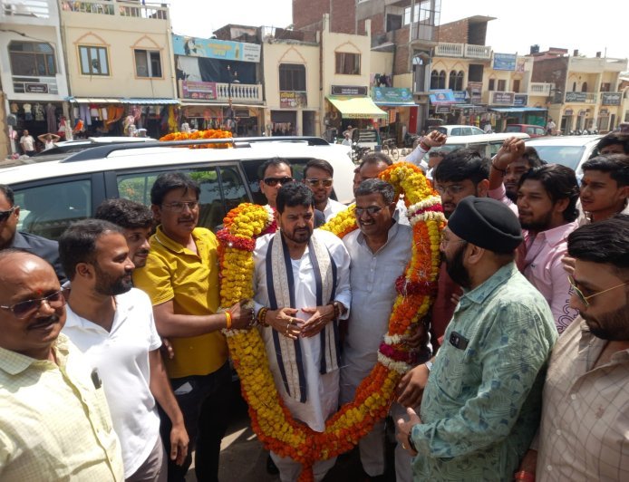 Ayodhya : अयोध्या पहुंचे पूर्व सांसद बृजभूषण शरण सिंह, समर्थकों ने इक्यावन किलो की माला पहनाकर किया जोरदार स्वागत