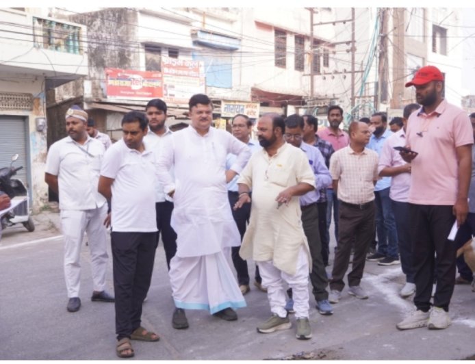 Ayodhya : बरसात से पहले जलभराव रोकने के लिए नगर निगम सख्त, महापौर ने दिए नाला सफाई और अतिक्रमण हटाने के निर्देश