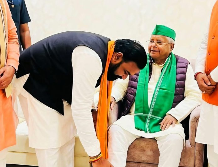 Patna : बिहार की राजनीति में शिष्टाचार की मिसाल: मुख्यमंत्री सम्राट चौधरी ने लालू प्रसाद यादव से लिया आशीर्वाद