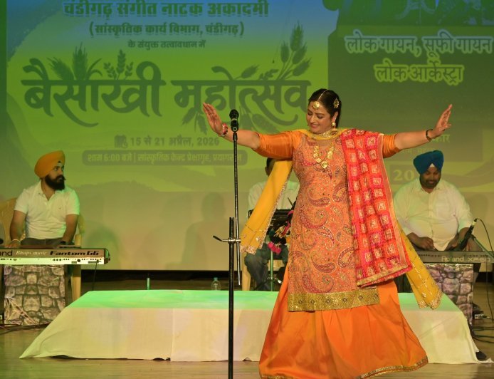 Prayagraj : बैसाखी महोत्सव में लोक संगीत और वाद्ययंत्रों की जुगलबंदी ने मोहा मन, कलाकारों ने बिखेरे पंजाब के रंग