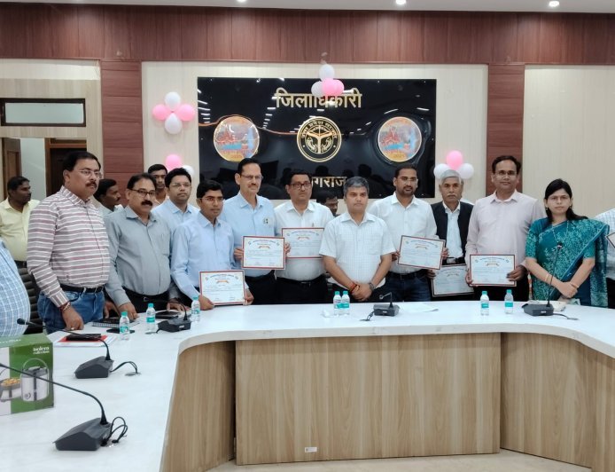 Prayagraj : निर्वाचन नामावली पुनरीक्षण में बेहतर प्रदर्शन करने वाले एईआरओ, सुपरवाइजर और बीएलओ सम्मानित