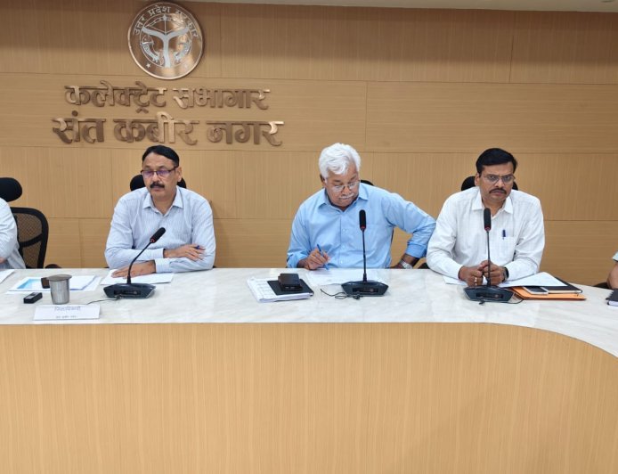 Santkabirnagar : फार्मर रजिस्ट्री में ढिलाई पर जिलाधिकारी का कड़ा रुख, लापरवाह कर्मचारियों का वेतन और मानदेय रोका