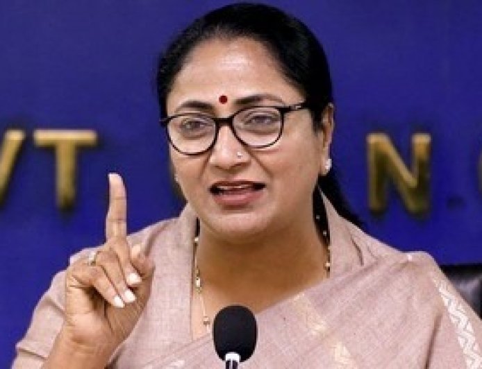 बंगाल चुनाव 2026: दिल्ली की मुख्यमंत्री रेखा गुप्ता ने भरी हुंकार, कहा- '15 साल के भय का अंत तय, 4 मई को होगा नया सूर्योदय'।