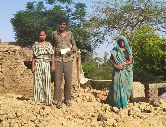 Hardoi: 11 वर्षीय लक्ष्मी की फरियाद रंग लाई, डीएम की पहल से शुरू हुआ पक्के घर का निर्माण।