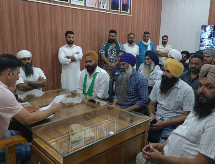 Bajpur : 10 एकड़ गेहूं की फसल फूंकी, महिला और उसके पति पर जानबूझकर आग लगाने का आरोप