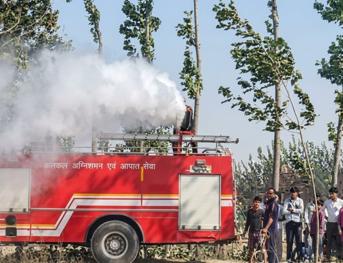 Bajpur : भीकमपुरी में आग का तांडव- 35 एकड़ गेहूं की फसल और 700 पॉपुलर के पेड़ जलकर राख, लाखों का नुकसान