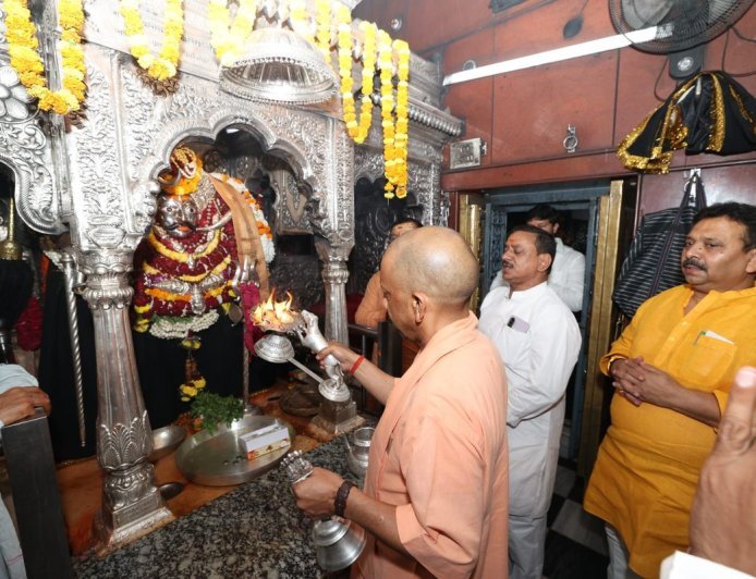 Varanasi : मुख्यमंत्री ने काशी कोतवाल व बाबा विश्वनाथ के चरणों में झुकाया शीश 