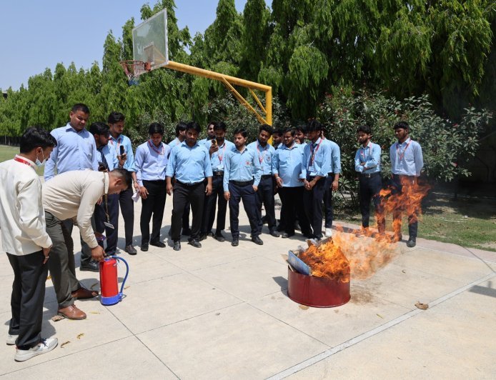 Hapur : सिम्स अस्पताल में आग से बचाव का अभ्यास, मॉक ड्रिल के जरिए परखी गईं सुरक्षा व्यवस्थाएं