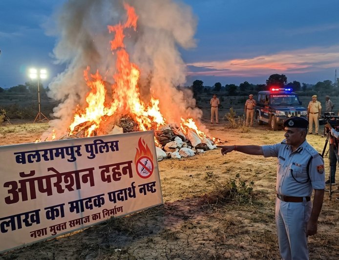 Balrampur : ऑपरेशन दहन- बलरामपुर पुलिस ने नष्ट किया 67 लाख रुपये का नशा, भट्ठी में जलाकर किया खाक