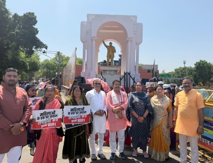 Sitapur : नारी शक्ति वंदन अधिनियम के समर्थन में सीतापुर की महिलाओं ने लखनऊ में निकाली पदयात्रा, विपक्ष पर लगाया महिला विरोधी होने का आरोप