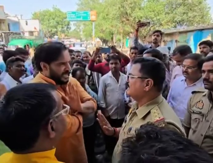 Sitapur : अतिक्रमण हटवाने पर प्रशासन को चुनौती देना पड़ा भारी, हिंदू शेर सेना के अध्यक्ष विकास पर मुकदमा दर्ज