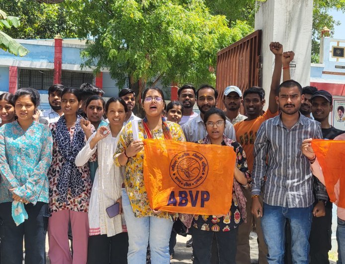 Lakhimpur- Kheri : जिला पुस्तकालय में फीस लागू करने पर एबीवीपी का गुस्सा, छात्रहित में पुस्तकालय को मुफ्त करने की मांग