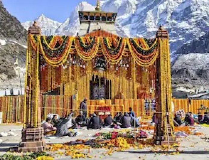 बाबा केदार के जयकारों से गूँज उठा हिमालय: 51 क्विंटल फूलों से सजी देवभूमि, आज खुले केदारनाथ धाम के कपाट।