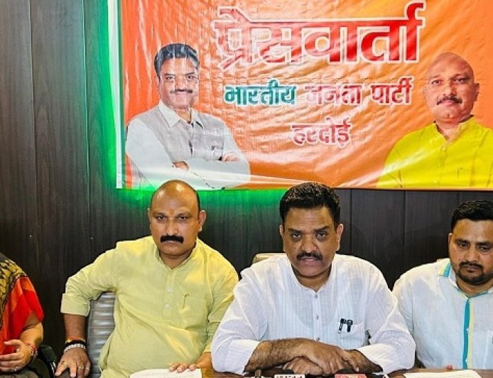 हरदोई में नारी शक्ति वंदन अधिनियम पर भाजपा का हमला, विपक्ष पर लगाए महिला विरोधी होने के आरोप।