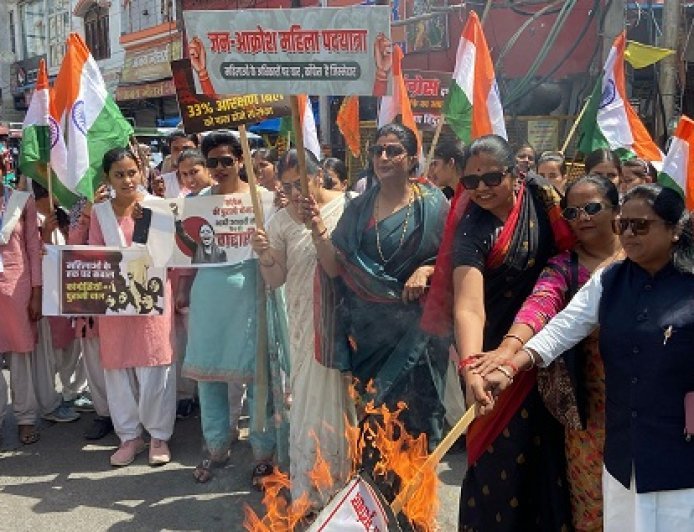 Hardoi: हरदोई में ‘नारी शक्ति’ का शंखनाद: विपक्ष के खिलाफ महिलाओं का विशाल मार्च, पुतला दहन। 
