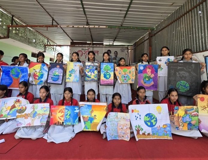 Hardoi: पृथ्वी दिवस पर श्री डाल सिंह मेमोरियल स्कूल में पौधारोपण व चित्रकला प्रतियोगिता का आयोजन।