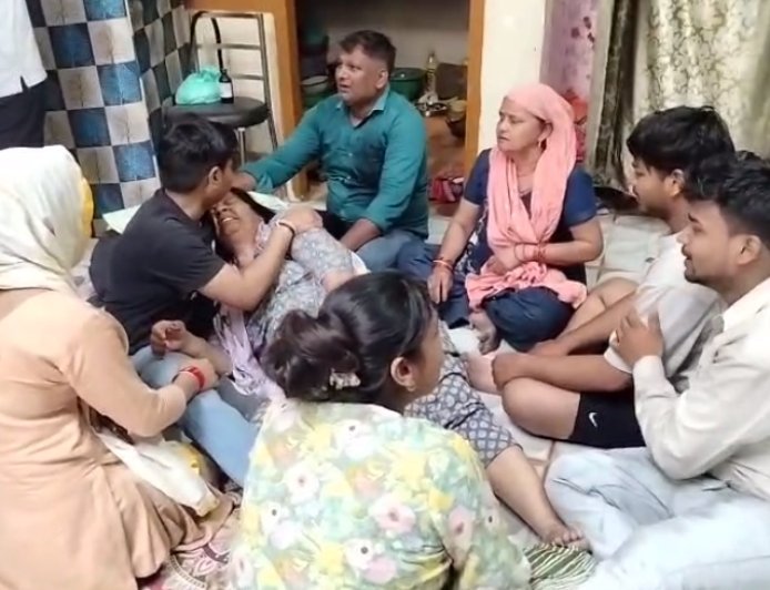 Sambhal: रिटायर्ड ग्राम विकास अधिकारी ने खुद को मारी गोली, पुलिस जांच में जुटी—एकांत जीवन भी जांच के दायरे में। 