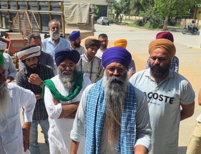 Bajpur: अंडर साइज बताकर गेहूं खरीद से इनकार, बाजपुर में किसानों का हंगामा—4 बजे से अनशन की चेतावनी।