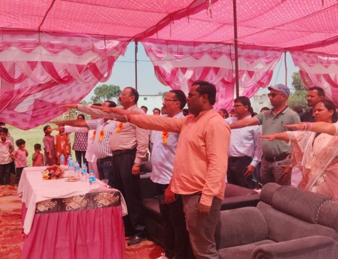 Sultanpur patti: अंतिम वर्ष के छात्रों के सम्मान में भव्य विदाई समारोह का आयोजन किया गया। 