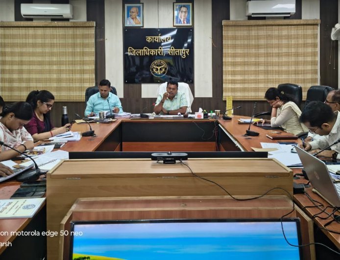 Sitapur : राजस्व कार्यों में लापरवाही पर डीएम सख्त, लंबित मामलों को तुरंत निपटाने के निर्देश