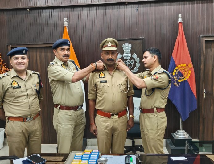 Hardoi : हरदोई पुलिस अधीक्षक ने पदोन्नत उप निरीक्षक सोनपाल सिंह के कंधों पर लगाए सितारे