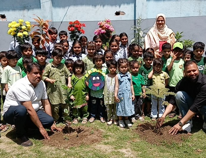 Saharanpur : ब्लू बर्ड स्कूल में पृथ्वी दिवस पर पौधारोपण, बच्चों ने पर्यावरण बचाने की शपथ ली